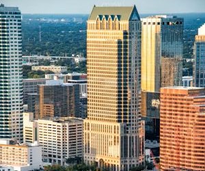 A kriptovaluták magas hozampotenciált és nagyobb pénzügyi szabadságot kínálnak a decentralizáció révén, mivel egy olyan piacon működnek, amely a nap 24 órájában, a hét minden napján nyitva van. Ugyanakkor magas kockázatú eszközök a szélsőséges volatilitás és a szabályozás hiánya miatt. A fő kockázatok közé tartoznak a gyors veszteségek és a kiberbiztonsági hibák. A siker kulcsa, hogy csak világos stratégiával és olyan tőkével fektessünk be, amely nem veszélyezteti a pénzügyi stabilitásunkat.