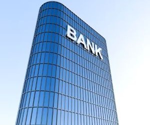 A kriptovaluták magas hozampotenciált és nagyobb pénzügyi szabadságot kínálnak a decentralizáció révén, mivel egy olyan piacon működnek, amely a nap 24 órájában, a hét minden napján nyitva van. Ugyanakkor magas kockázatú eszközök a szélsőséges volatilitás és a szabályozás hiánya miatt. A fő kockázatok közé tartoznak a gyors veszteségek és a kiberbiztonsági hibák. A siker kulcsa, hogy csak világos stratégiával és olyan tőkével fektessünk be, amely nem veszélyezteti a pénzügyi stabilitásunkat.