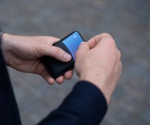 A kriptovaluták magas hozampotenciált és nagyobb pénzügyi szabadságot kínálnak a decentralizáció révén, mivel egy olyan piacon működnek, amely a nap 24 órájában, a hét minden napján nyitva van. Ugyanakkor magas kockázatú eszközök a szélsőséges volatilitás és a szabályozás hiánya miatt. A fő kockázatok közé tartoznak a gyors veszteségek és a kiberbiztonsági hibák. A siker kulcsa, hogy csak világos stratégiával és olyan tőkével fektessünk be, amely nem veszélyezteti a pénzügyi stabilitásunkat.