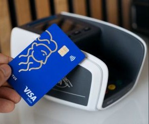 A kriptovaluták magas hozampotenciált és nagyobb pénzügyi szabadságot kínálnak a decentralizáció révén, mivel egy olyan piacon működnek, amely a nap 24 órájában, a hét minden napján nyitva van. Ugyanakkor magas kockázatú eszközök a szélsőséges volatilitás és a szabályozás hiánya miatt. A fő kockázatok közé tartoznak a gyors veszteségek és a kiberbiztonsági hibák. A siker kulcsa, hogy csak világos stratégiával és olyan tőkével fektessünk be, amely nem veszélyezteti a pénzügyi stabilitásunkat.