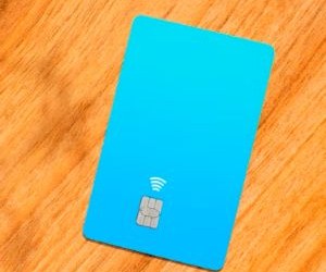 A kriptovaluták magas hozampotenciált és nagyobb pénzügyi szabadságot kínálnak a decentralizáció révén, mivel egy olyan piacon működnek, amely a nap 24 órájában, a hét minden napján nyitva van. Ugyanakkor magas kockázatú eszközök a szélsőséges volatilitás és a szabályozás hiánya miatt. A fő kockázatok közé tartoznak a gyors veszteségek és a kiberbiztonsági hibák. A siker kulcsa, hogy csak világos stratégiával és olyan tőkével fektessünk be, amely nem veszélyezteti a pénzügyi stabilitásunkat.