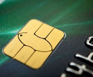 A befektetések lehetővé teszik, hogy idővel gyarapítsd a vagyonodat azáltal, hogy a pénzedet olyan eszközökbe fekteted, mint a részvények, kötvények, alapok, ingatlanok és egyebek, de mindig kockázattal járnak, beleértve a piaci volatilitást, a tőkevesztés lehetőségét és az inflációt, ami csökkenti a hozamokat; a kulcs az, hogy világos stratégiával, megfelelő diverzifikációval és csak olyan tőkével fektess be, amely nem veszélyezteti a pénzügyi stabilitásodat.