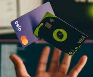 A kriptovaluták magas hozampotenciált és nagyobb pénzügyi szabadságot kínálnak a decentralizáció révén, mivel egy olyan piacon működnek, amely a nap 24 órájában, a hét minden napján nyitva van. Ugyanakkor magas kockázatú eszközök a szélsőséges volatilitás és a szabályozás hiánya miatt. A fő kockázatok közé tartoznak a gyors veszteségek és a kiberbiztonsági hibák. A siker kulcsa, hogy csak világos stratégiával és olyan tőkével fektessünk be, amely nem veszélyezteti a pénzügyi stabilitásunkat.