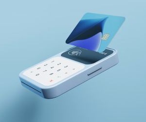 A befektetések lehetővé teszik, hogy idővel gyarapítsd a vagyonodat azáltal, hogy a pénzedet olyan eszközökbe fekteted, mint a részvények, kötvények, alapok, ingatlanok és egyebek, de mindig kockázattal járnak, beleértve a piaci volatilitást, a tőkevesztés lehetőségét és az inflációt, ami csökkenti a hozamokat; a kulcs az, hogy világos stratégiával, megfelelő diverzifikációval és csak olyan tőkével fektess be, amely nem veszélyezteti a pénzügyi stabilitásodat.