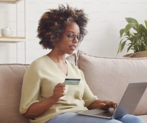 Az olyan árucikkek, mint az arany, az olaj, a mezőgazdasági termékek és az ipari fémek lehetőséget kínálnak a portfólió diverzifikálására és az infláció elleni védekezésre, de az áringadozás, a geopolitikai feszültségek és a kereslet-kínálati sokkok miatt magas kockázatú eszközök is; a kulcs az, hogy világos stratégiával, a mögöttes piaci mozgatórugók megértésével és csak olyan tőkével fektessünk be, amely nem veszélyezteti pénzügyi stabilitásunkat.