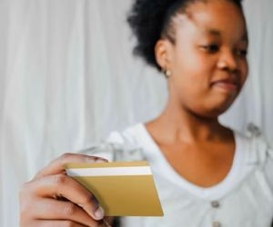 Az olyan árucikkek, mint az arany, az olaj, a mezőgazdasági termékek és az ipari fémek lehetőséget kínálnak a portfólió diverzifikálására és az infláció elleni védekezésre, de az áringadozás, a geopolitikai feszültségek és a kereslet-kínálati sokkok miatt magas kockázatú eszközök is; a kulcs az, hogy világos stratégiával, a mögöttes piaci mozgatórugók megértésével és csak olyan tőkével fektessünk be, amely nem veszélyezteti pénzügyi stabilitásunkat.