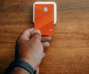 A Forex lehetőséget kínál arra, hogy a globális valuták közötti ingadozásokból profitáljunk egy rendkívül likvid piacon, amely a nap 24 órájában kereskedik, de egyben magas kockázatú terület is a tőkeáttétel, az erős volatilitás és a makrogazdasági hírek hatása miatt; a kulcs az, hogy világos stratégiával, szigorú kockázatkezeléssel és csak olyan tőkével kereskedjünk, amelynek elvesztését megengedhetjük magunknak anélkül, hogy ez befolyásolná pénzügyi stabilitásunkat.