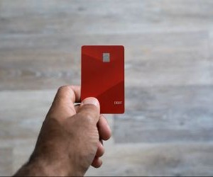 A Forex lehetőséget kínál arra, hogy a globális valuták közötti ingadozásokból profitáljunk egy rendkívül likvid piacon, amely a nap 24 órájában kereskedik, de egyben magas kockázatú terület is a tőkeáttétel, az erős volatilitás és a makrogazdasági hírek hatása miatt; a kulcs az, hogy világos stratégiával, szigorú kockázatkezeléssel és csak olyan tőkével kereskedjünk, amelynek elvesztését megengedhetjük magunknak anélkül, hogy ez befolyásolná pénzügyi stabilitásunkat.