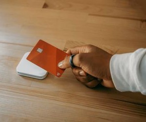 A Forex lehetőséget kínál arra, hogy a globális valuták közötti ingadozásokból profitáljunk egy rendkívül likvid piacon, amely a nap 24 órájában kereskedik, de egyben magas kockázatú terület is a tőkeáttétel, az erős volatilitás és a makrogazdasági hírek hatása miatt; a kulcs az, hogy világos stratégiával, szigorú kockázatkezeléssel és csak olyan tőkével kereskedjünk, amelynek elvesztését megengedhetjük magunknak anélkül, hogy ez befolyásolná pénzügyi stabilitásunkat.