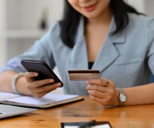 A befektetések lehetővé teszik, hogy idővel gyarapítsd a vagyonodat azáltal, hogy a pénzedet olyan eszközökbe fekteted, mint a részvények, kötvények, alapok, ingatlanok és egyebek, de mindig kockázattal járnak, beleértve a piaci volatilitást, a tőkevesztés lehetőségét és az inflációt, ami csökkenti a hozamokat; a kulcs az, hogy világos stratégiával, megfelelő diverzifikációval és csak olyan tőkével fektess be, amely nem veszélyezteti a pénzügyi stabilitásodat.