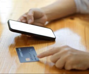 A Forex lehetőséget kínál arra, hogy a globális valuták közötti ingadozásokból profitáljunk egy rendkívül likvid piacon, amely a nap 24 órájában kereskedik, de egyben magas kockázatú terület is a tőkeáttétel, az erős volatilitás és a makrogazdasági hírek hatása miatt; a kulcs az, hogy világos stratégiával, szigorú kockázatkezeléssel és csak olyan tőkével kereskedjünk, amelynek elvesztését megengedhetjük magunknak anélkül, hogy ez befolyásolná pénzügyi stabilitásunkat.