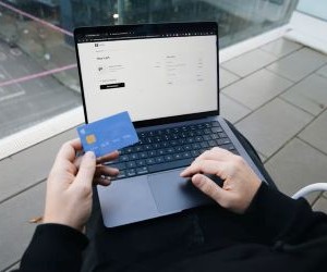 A Forex lehetőséget kínál arra, hogy a globális valuták közötti ingadozásokból profitáljunk egy rendkívül likvid piacon, amely a nap 24 órájában kereskedik, de egyben magas kockázatú terület is a tőkeáttétel, az erős volatilitás és a makrogazdasági hírek hatása miatt; a kulcs az, hogy világos stratégiával, szigorú kockázatkezeléssel és csak olyan tőkével kereskedjünk, amelynek elvesztését megengedhetjük magunknak anélkül, hogy ez befolyásolná pénzügyi stabilitásunkat.