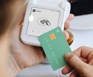 A Forex lehetőséget kínál arra, hogy a globális valuták közötti ingadozásokból profitáljunk egy rendkívül likvid piacon, amely a nap 24 órájában kereskedik, de egyben magas kockázatú terület is a tőkeáttétel, az erős volatilitás és a makrogazdasági hírek hatása miatt; a kulcs az, hogy világos stratégiával, szigorú kockázatkezeléssel és csak olyan tőkével kereskedjünk, amelynek elvesztését megengedhetjük magunknak anélkül, hogy ez befolyásolná pénzügyi stabilitásunkat.