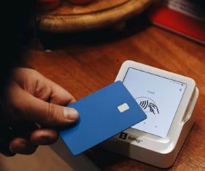 A Forex lehetőséget kínál arra, hogy a globális valuták közötti ingadozásokból profitáljunk egy rendkívül likvid piacon, amely a nap 24 órájában kereskedik, de egyben magas kockázatú terület is a tőkeáttétel, az erős volatilitás és a makrogazdasági hírek hatása miatt; a kulcs az, hogy világos stratégiával, szigorú kockázatkezeléssel és csak olyan tőkével kereskedjünk, amelynek elvesztését megengedhetjük magunknak anélkül, hogy ez befolyásolná pénzügyi stabilitásunkat.