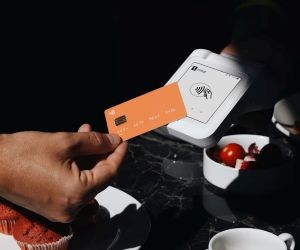 A Forex lehetőséget kínál arra, hogy a globális valuták közötti ingadozásokból profitáljunk egy rendkívül likvid piacon, amely a nap 24 órájában kereskedik, de egyben magas kockázatú terület is a tőkeáttétel, az erős volatilitás és a makrogazdasági hírek hatása miatt; a kulcs az, hogy világos stratégiával, szigorú kockázatkezeléssel és csak olyan tőkével kereskedjünk, amelynek elvesztését megengedhetjük magunknak anélkül, hogy ez befolyásolná pénzügyi stabilitásunkat.