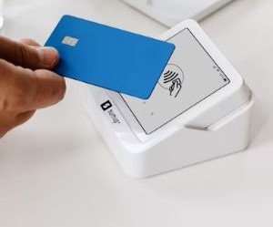 Az olyan árucikkek, mint az arany, az olaj, a mezőgazdasági termékek és az ipari fémek lehetőséget kínálnak a portfólió diverzifikálására és az infláció elleni védekezésre, de az áringadozás, a geopolitikai feszültségek és a kereslet-kínálati sokkok miatt magas kockázatú eszközök is; a kulcs az, hogy világos stratégiával, a mögöttes piaci mozgatórugók megértésével és csak olyan tőkével fektessünk be, amely nem veszélyezteti pénzügyi stabilitásunkat.