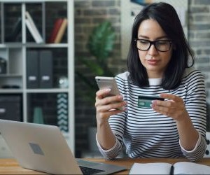 Az olyan árucikkek, mint az arany, az olaj, a mezőgazdasági termékek és az ipari fémek lehetőséget kínálnak a portfólió diverzifikálására és az infláció elleni védekezésre, de az áringadozás, a geopolitikai feszültségek és a kereslet-kínálati sokkok miatt magas kockázatú eszközök is; a kulcs az, hogy világos stratégiával, a mögöttes piaci mozgatórugók megértésével és csak olyan tőkével fektessünk be, amely nem veszélyezteti pénzügyi stabilitásunkat.