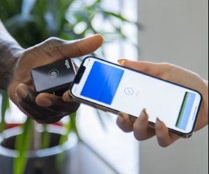 A kriptovaluták magas hozampotenciált és nagyobb pénzügyi szabadságot kínálnak a decentralizáció révén, mivel egy olyan piacon működnek, amely a nap 24 órájában, a hét minden napján nyitva van. Ugyanakkor magas kockázatú eszközök a szélsőséges volatilitás és a szabályozás hiánya miatt. A fő kockázatok közé tartoznak a gyors veszteségek és a kiberbiztonsági hibák. A siker kulcsa, hogy csak világos stratégiával és olyan tőkével fektessünk be, amely nem veszélyezteti a pénzügyi stabilitásunkat.