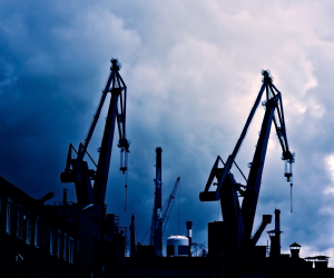 Az olaj hozzájárulhat a portfólió diverzifikálásához és bizonyos mértékig infláció elleni védelemhez, ugyanakkor magas volatilitású eszköz, amely érzékeny a geopolitikai feszültségekre és a kínálat–kereslet egyensúlyának zavaraira.